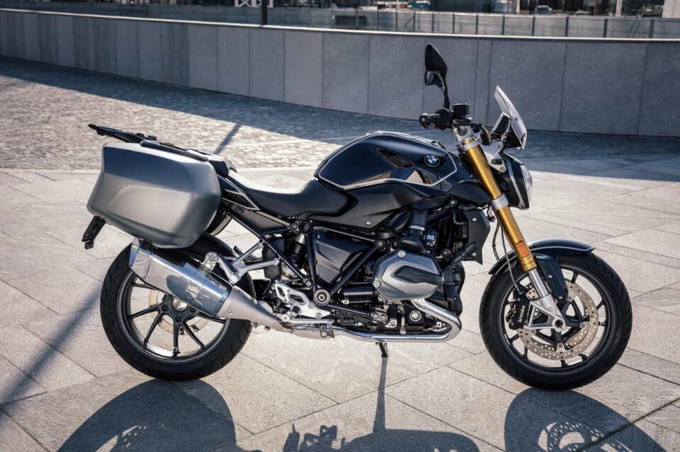 BMW, arriva una R 1200 R tutta nera per l'Italia