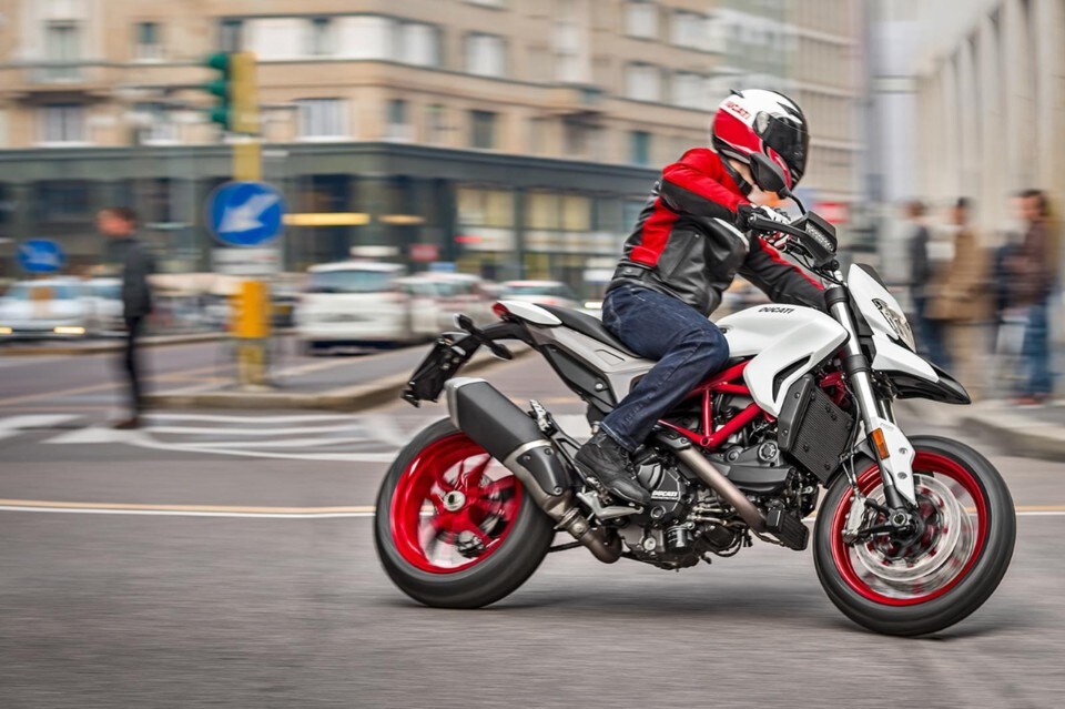 Ducati Hypermotard 939, arriva la Star White Silk