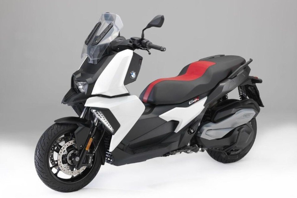 BMW C 400 X, il nuovo midi scooter