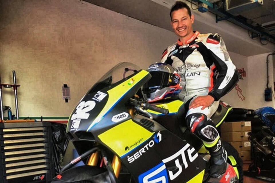 Una 500 (DUE TEMPI) in gara contro le SBK!