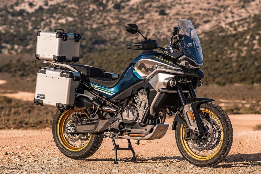 CF Moto 800MT: cuore KTM, potenza di fuoco cinese