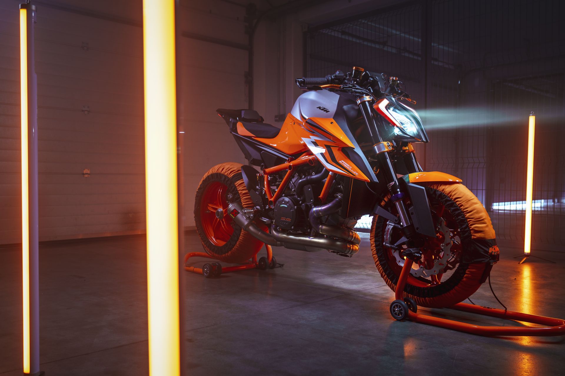 KTM 1290 Super Duke R EVO: più cervello, stessi muscoli per la BESTIA