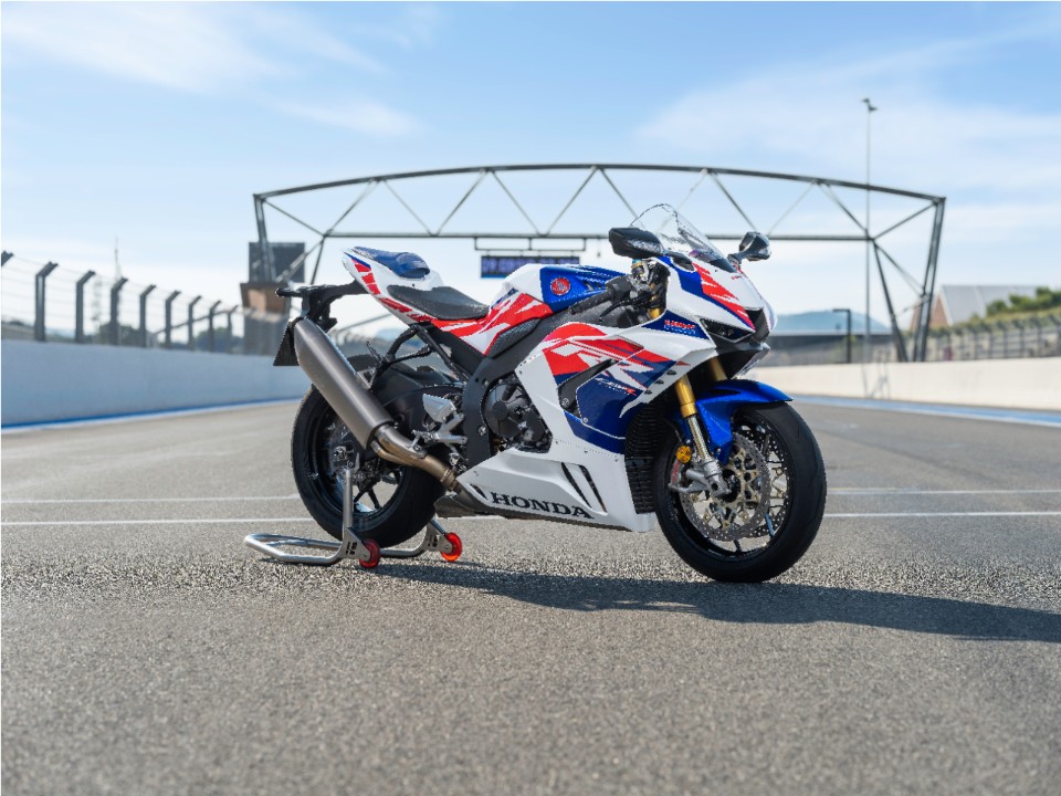 Honda CBR1000RR-R Fireblade 30th edition: omaggio al mito!