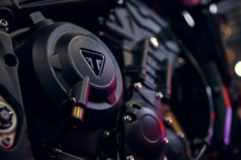 Triumph Street Triple 2023, cuore da corsa in tre versioni