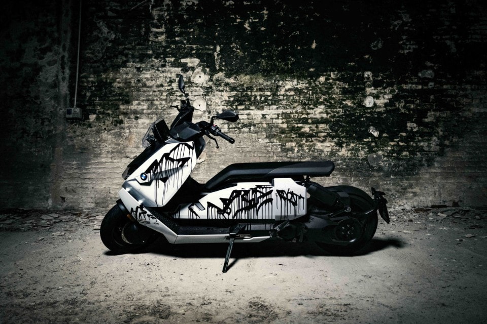 BMW: il CE-04 diventa un'opera d'arte