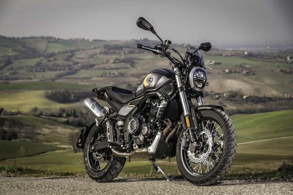 Voge Trofeo 525ACX: la scrambler media arriva in Italia