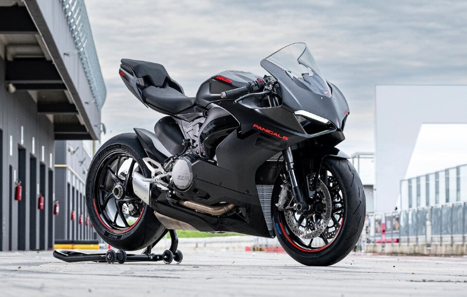 Ducati: la Panigale V2 disponibile nella nuova livrea Black on Black 