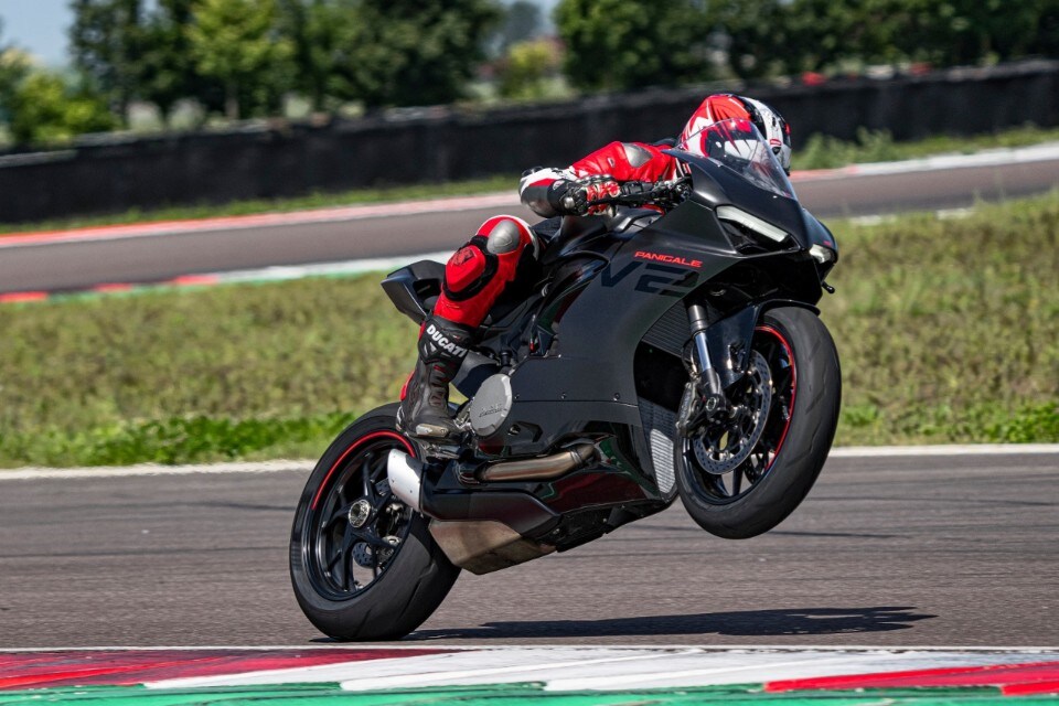 Ducati: la Panigale V2 disponibile nella nuova livrea Black on Black 