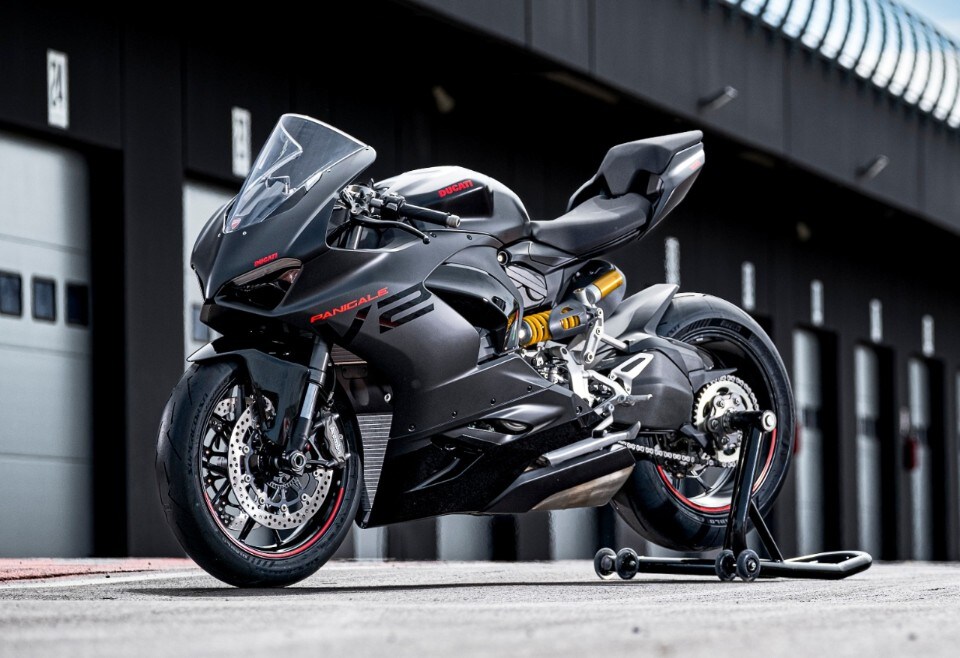Ducati: la Panigale V2 disponibile nella nuova livrea Black on Black 