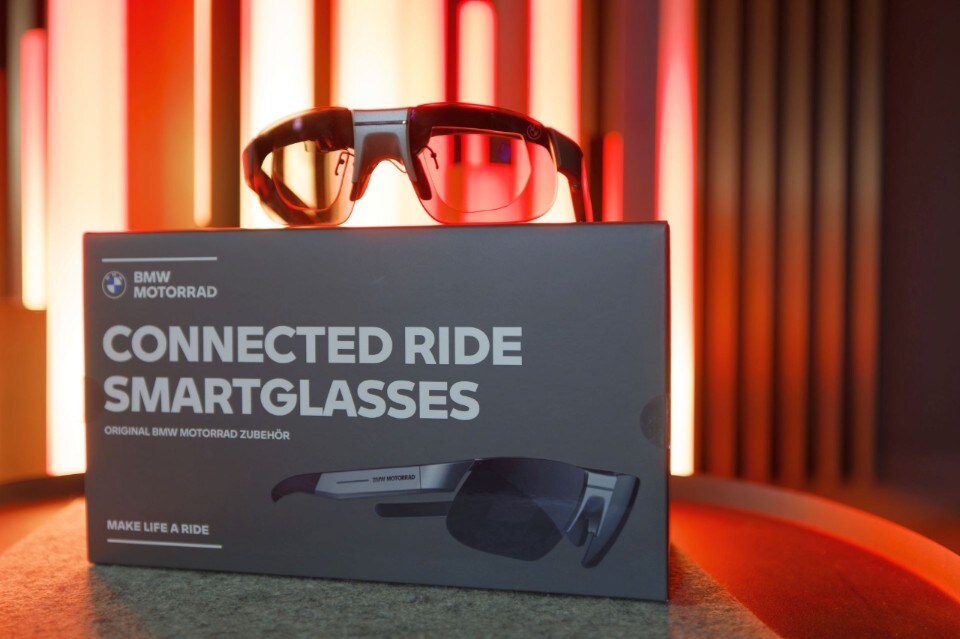 Head-Up Display e abbigliamento connesso: BMW accelera ancora sul futuro