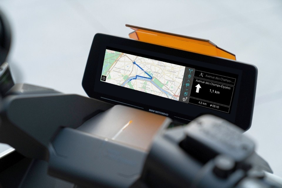 Head-Up Display e abbigliamento connesso: BMW accelera ancora sul futuro