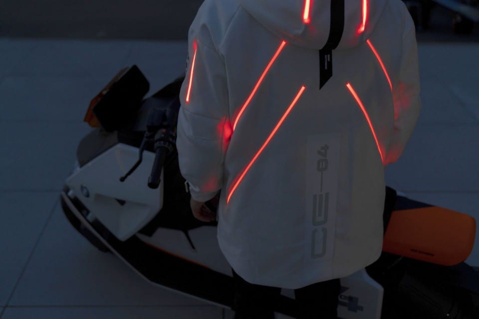 Head-Up Display e abbigliamento connesso: BMW accelera ancora sul futuro