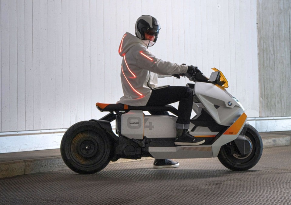 Head-Up Display e abbigliamento connesso: BMW accelera ancora sul futuro