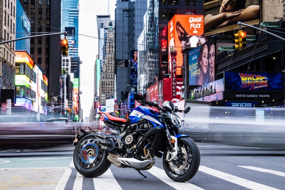 MV Agusta presenta la Dragster RR SCS America