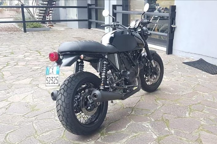 Una Ducati GT 1000 in veste Scrambler