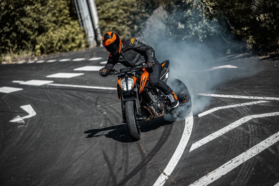 KTM 790 Duke 2024, un bisturi tra le naked medie 