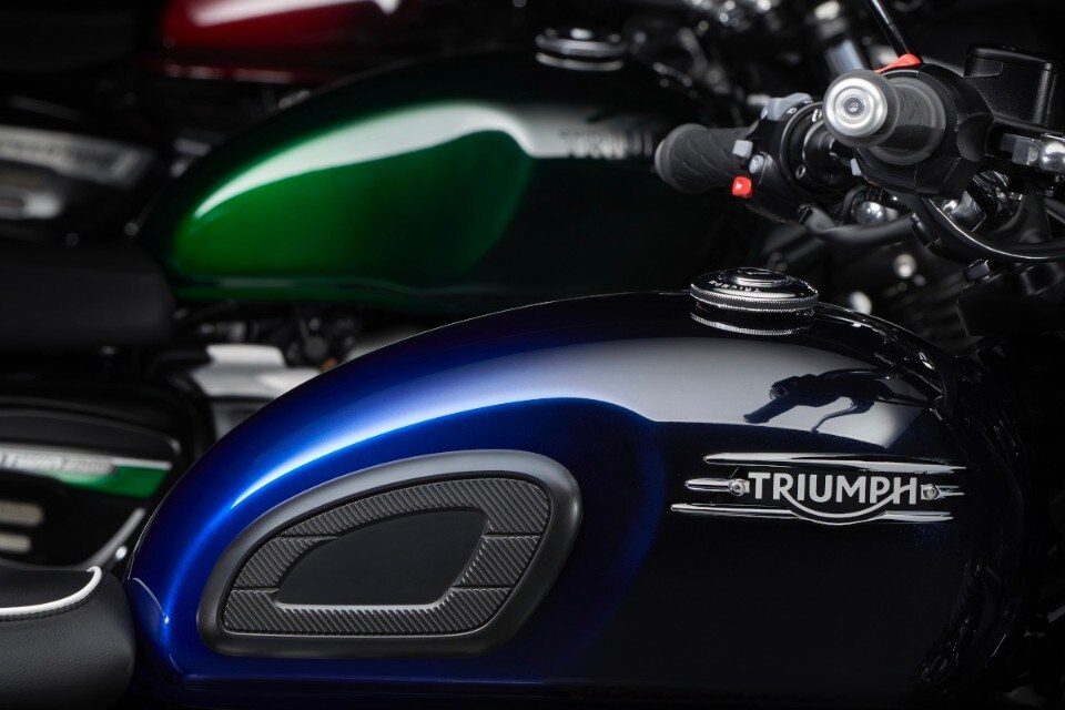 Triumph presenta la gamma Bonneville in versione Stealth Edition