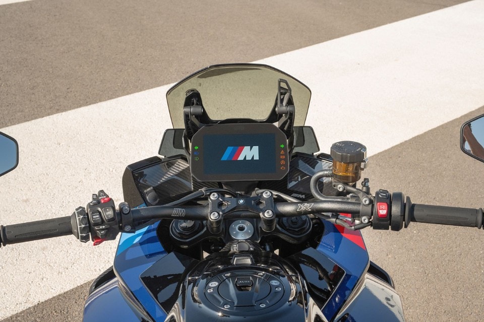 BMW M 1000 XR: la crossover da tuta di pelle
