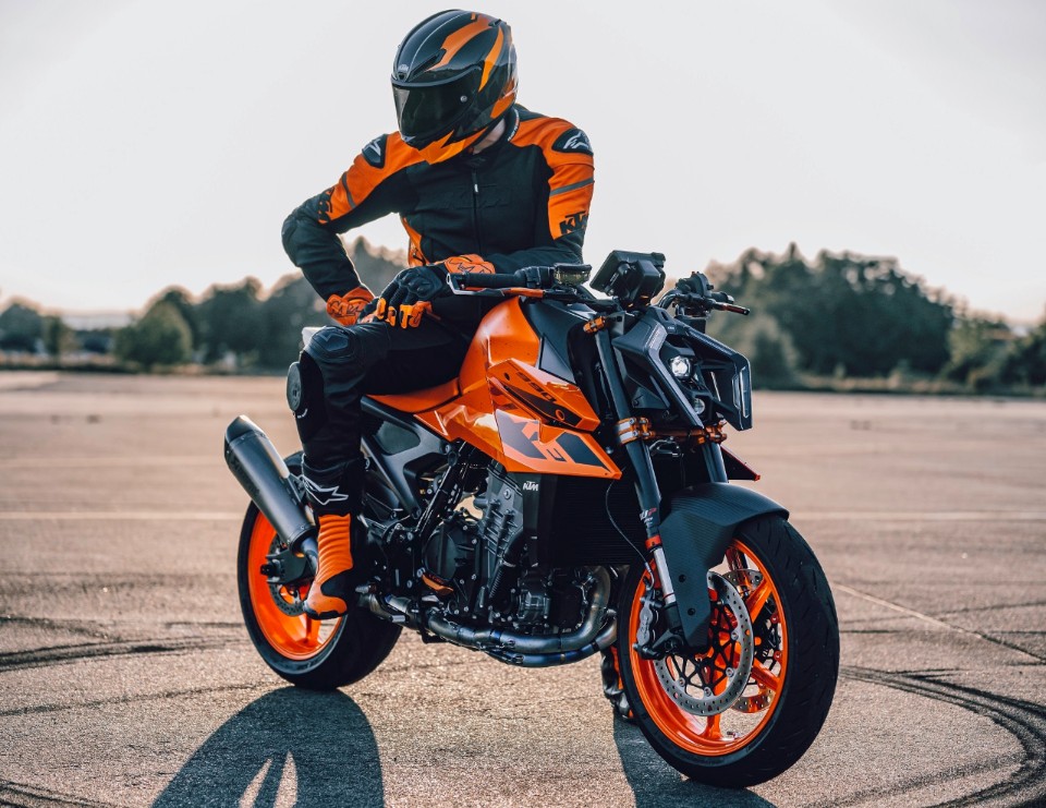 Nuova KTM 990 DUKE: il cecchino delle curve +VIDEO+