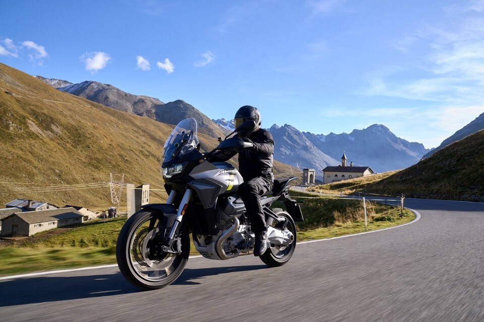 Nuova Moto Guzzi Stelvio: tutti i dettagli della nuova crossover italiana +VIDEO+