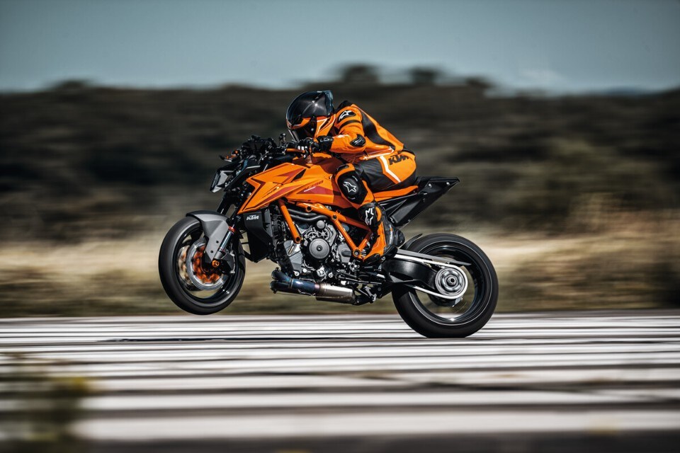 KTM 1390 SUPER DUKE: la "Bestia" cresce ancora