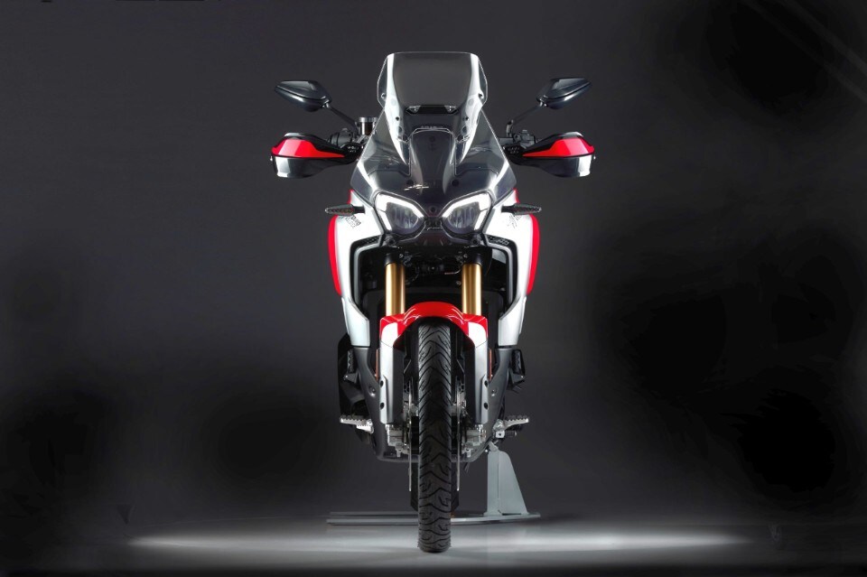 MV Agusta Enduro Veloce: la sportiva col 21" davanti +VIDEO+