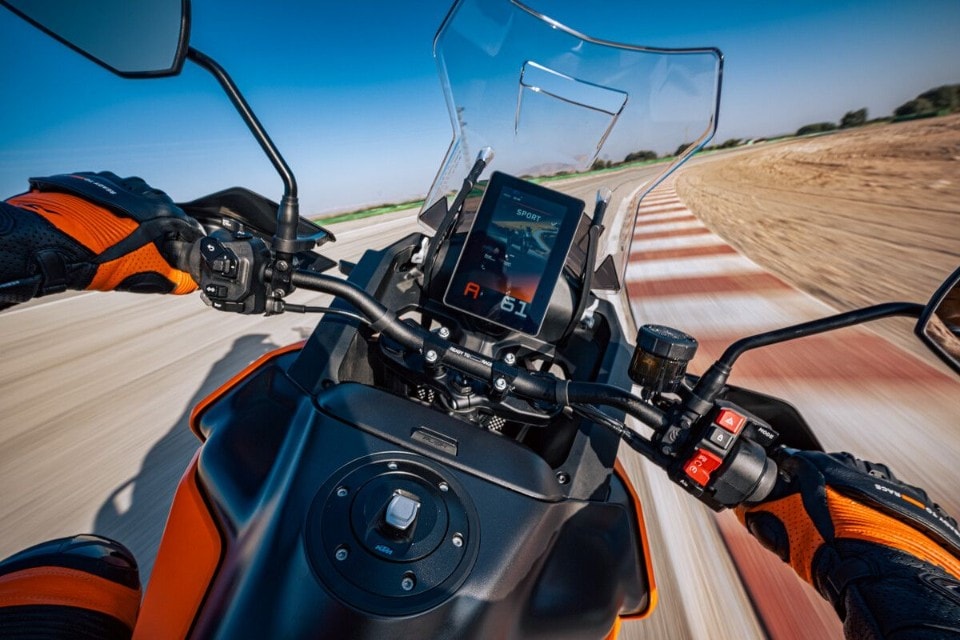 Da KTM i nuovi display TFT: interfacciarsi con la strumentazione non è mai stato così facile 