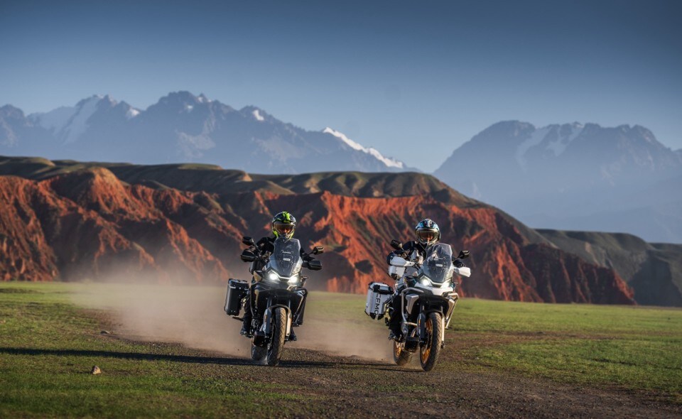 Nuova CFMoto 700MT: la crossover media si aggiorna