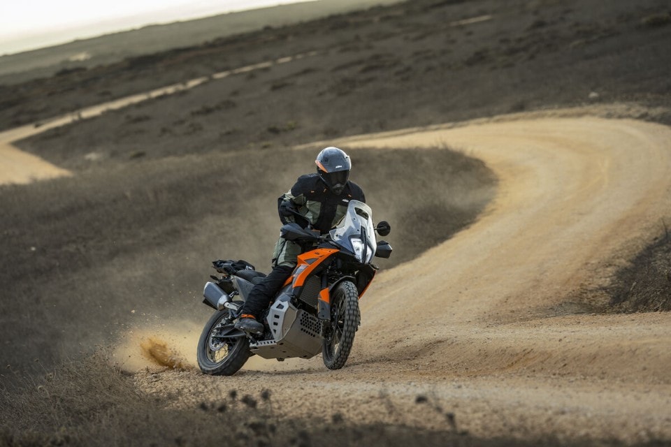 KTM 790 Adventure 2025: arrivano le sospensioni regolabili