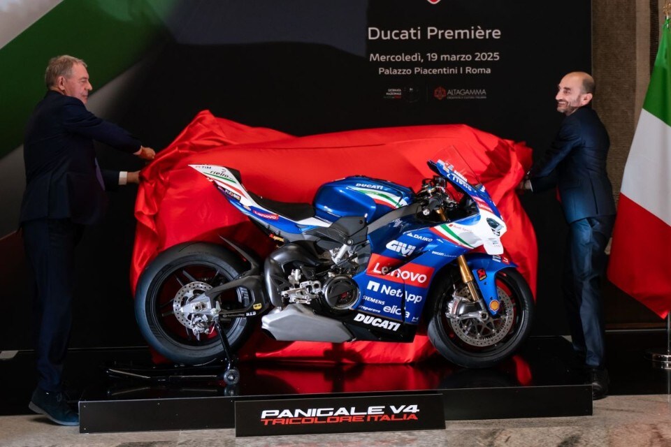 Ducati Panigale V4 Tricolore Italia, trionfo azzurro