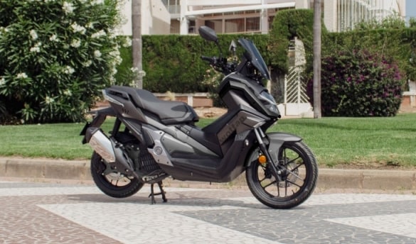 Wottan Sixteen 125: lo scooter spagnolo con ruota da 16" che sfida il traffico urbano