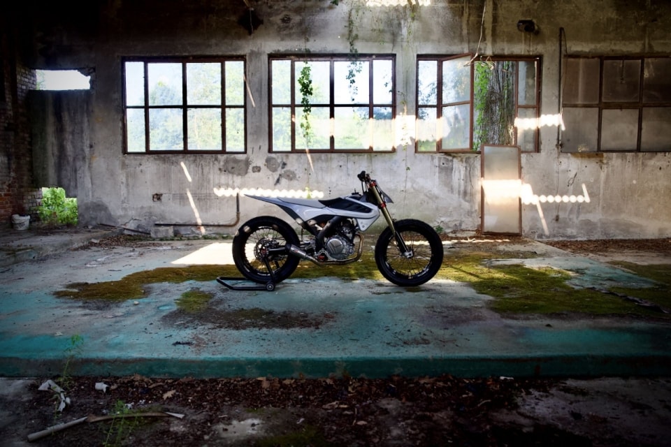 Come nasce una moto da corsa: da una Honda di serie al mondiale Flat Track. Episodio 4: i primi giri in pista!