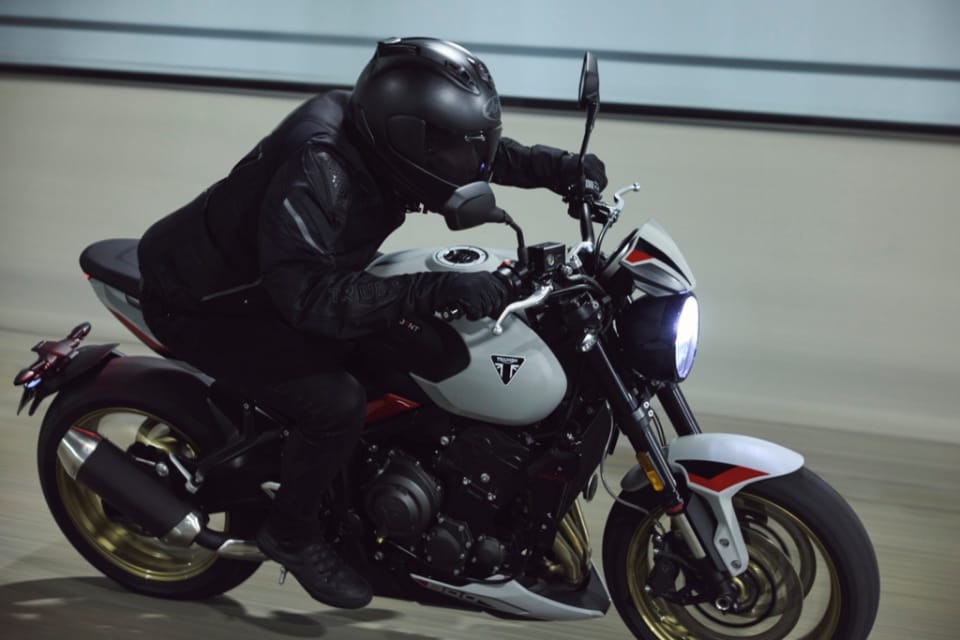 Triumph presenta la nuova roadster Trident 800 a EICMA 2025