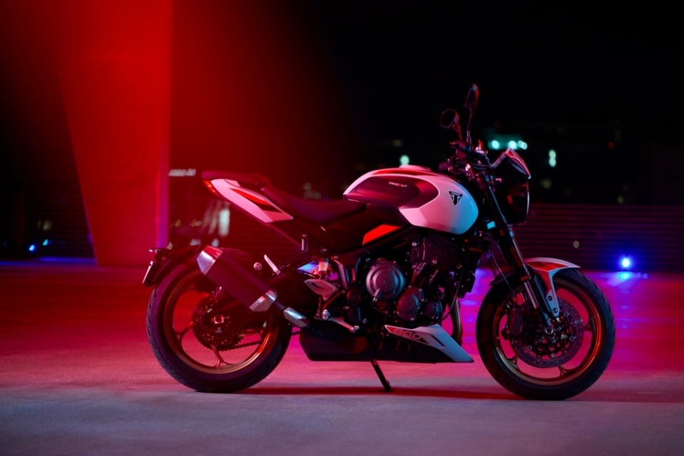 Triumph presenta la nuova roadster Trident 800 a EICMA 2025