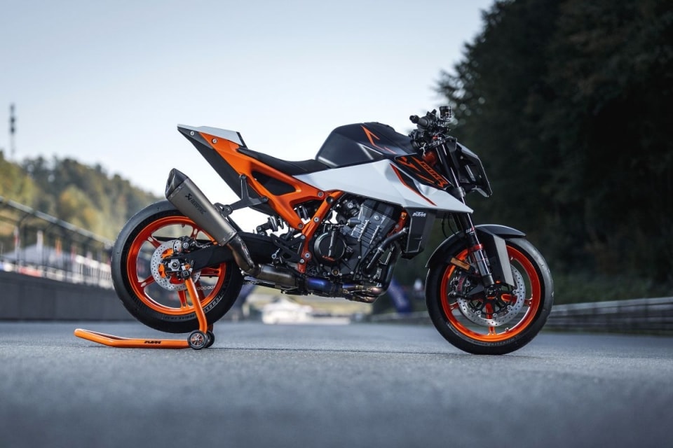 KTM 990 Duke R 2026: affilata come una lama