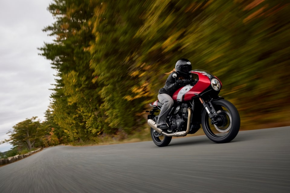 Triumph presenta le nuove Tracker e Thruxton 400