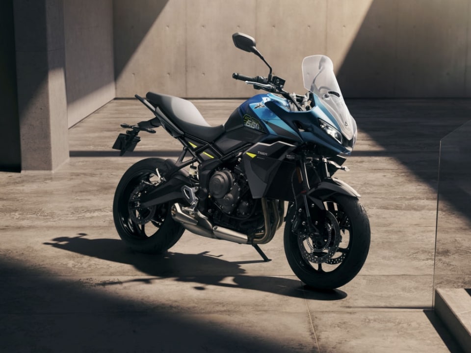 Triumph Tiger Sport 660 MY26: più autonomia e protezione per la crossover britannica