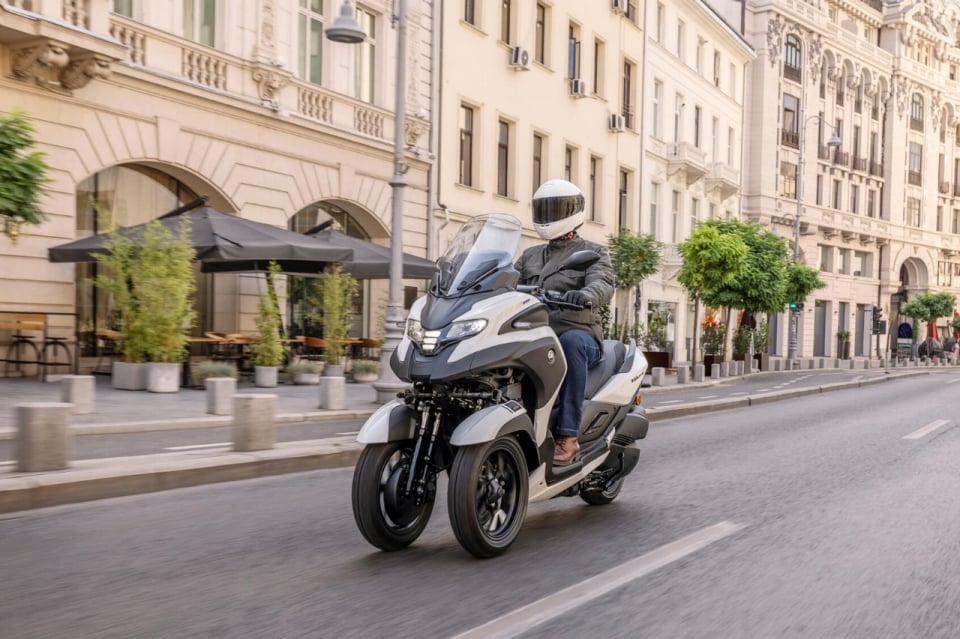 Col nuovo Tricity 300 Yamaha fa la voce grossa: tutto nuovo, tanta tecnologia e airbag di serie (sì, avete letto bene)