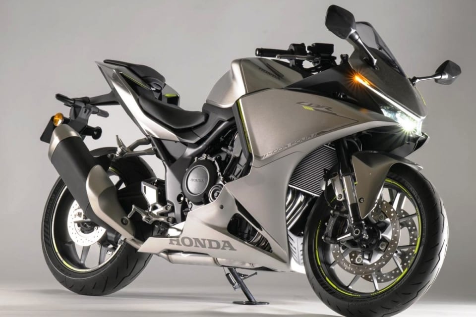 Honda scuote il mercato delle medie cilindrate con la CBR400R Four E-Clutch