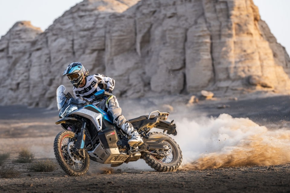 CFMoto 1000MT-X: la maxi enduro stradale da 112 CV debutta a 9.990 euro