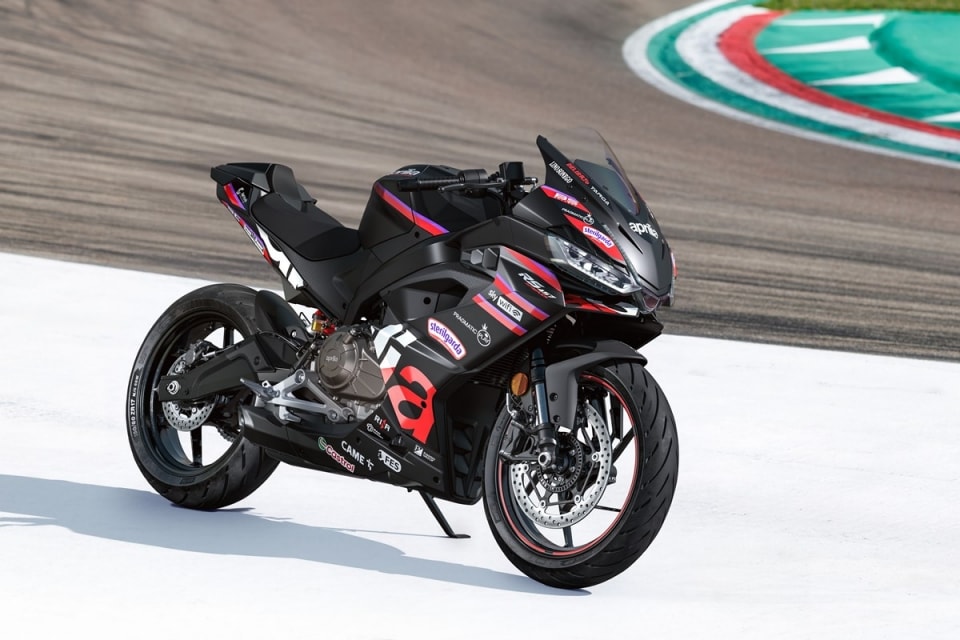 Aprilia RS 457 GP Replica: Il DNA da pista scende in strada