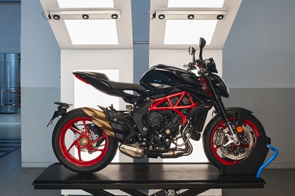 MV Agusta Brutale 800: arriva la versione Nero Carbonio