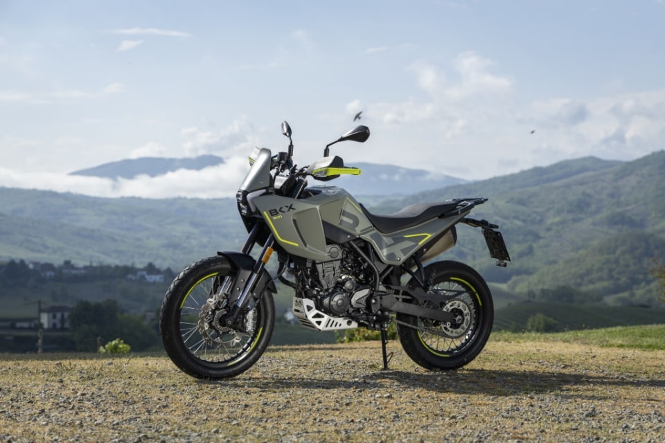 Benelli BKX 300 e BKX 300 S: cresce la gamma BKX