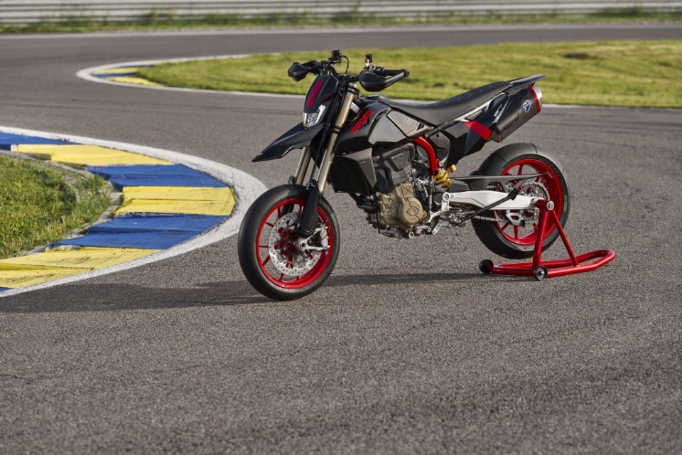 Ducati Hypermotard 698 Mono Nera: la motard monocilindrica ora è total black