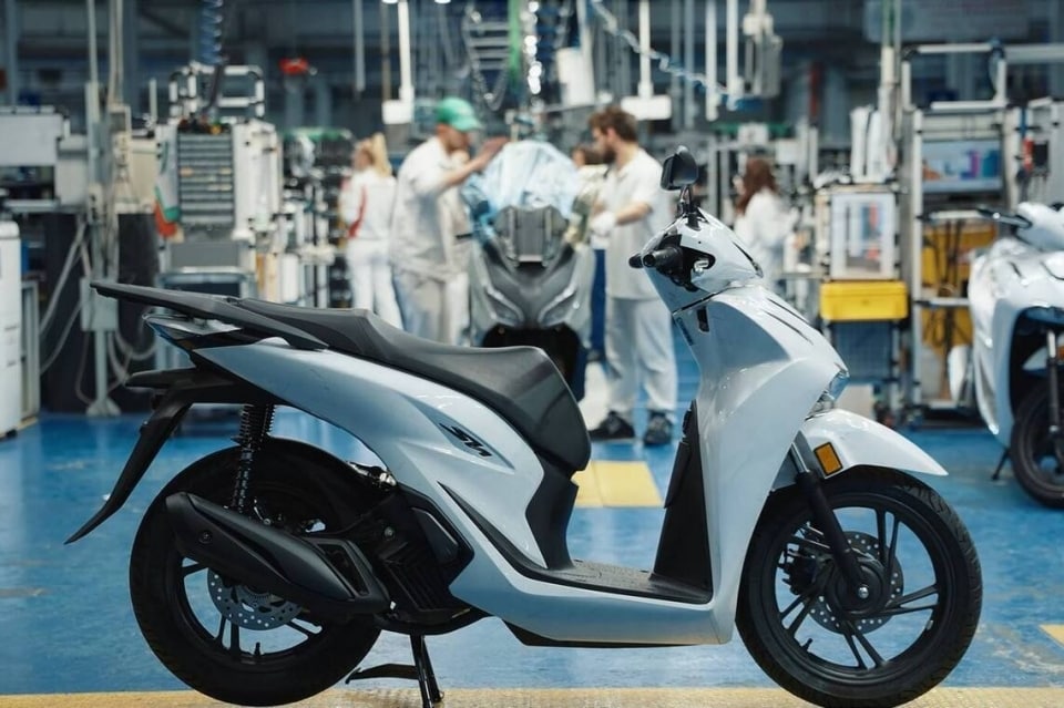 Per i 25 anni dell’SH125 Honda crea uno scooter scolpito nel marmo