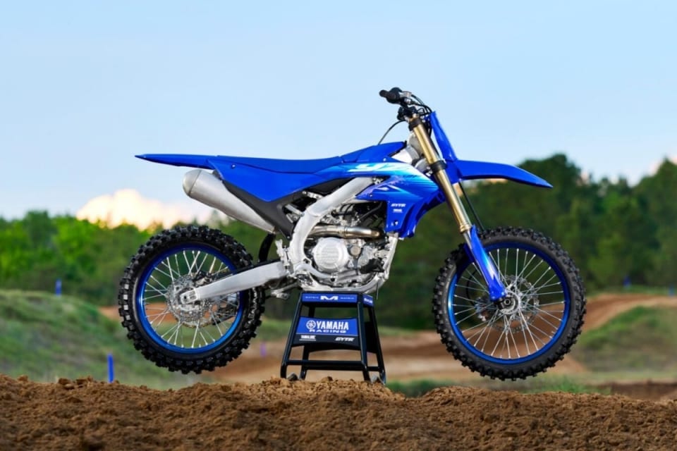 Nuova Yamaha YZ250F 2027: più giri, più potenza e il telaio della sorella maggiore