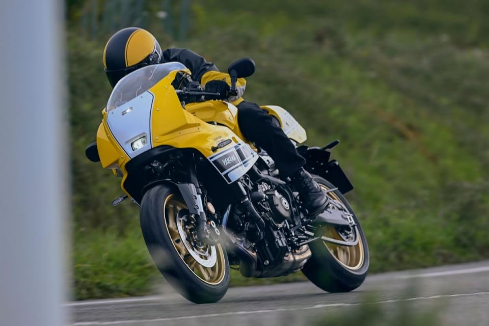 Yamaha XSR900 GP 2026: il mito di "King" Kenny Roberts arriva nelle concessionarie