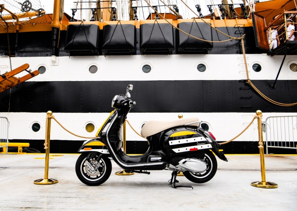 Un esemplare unico di Vespa per festeggiare l'arrivo della nave Amerigo Vespucci a New York