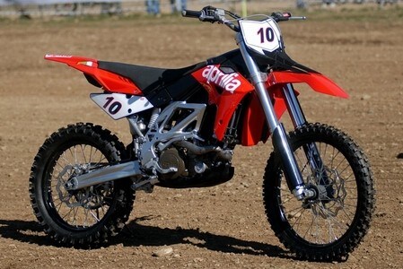 Aprilia MXV 4.5 m.y. 2009. Presentata a Malpensa la moto "Step 3"