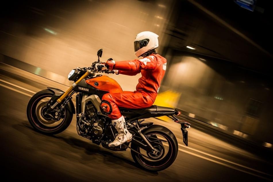 Yamaha MT-09 ABS: la signora in rosso